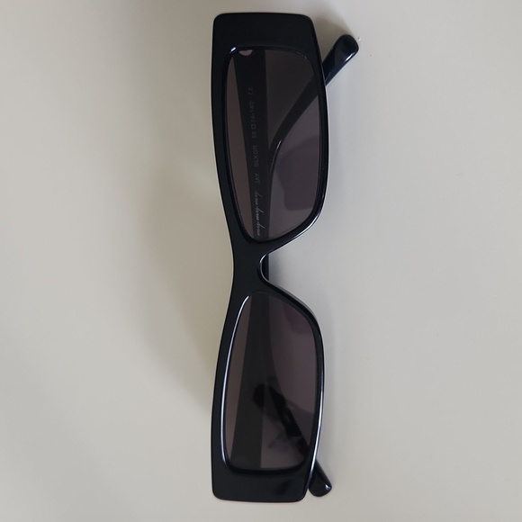 Chic Black Rectangular Sunglasses - Picture 5 of 8